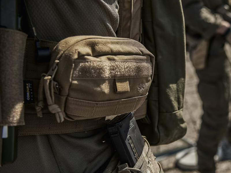 Poche Molle Tasmanian Tiger accrochée sur un militaire