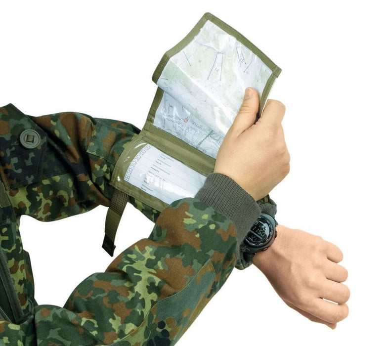 Porte Carte Militaire Avant Bras ouvert sur un bras
