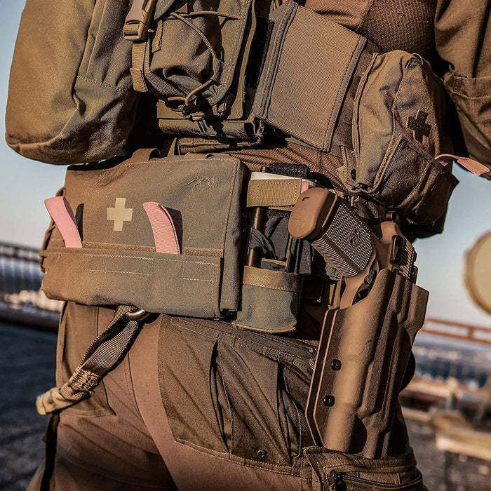 Porte Garrot Molle sur la ceinture d'un militaire
