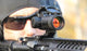 homme regardant dans le Viseur Point Rouge Sightmark