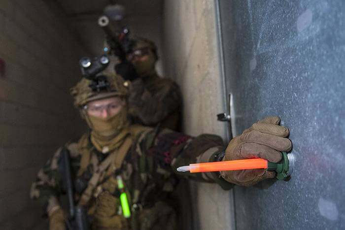 photo de démonstration des Bâton Lumineux Militaire