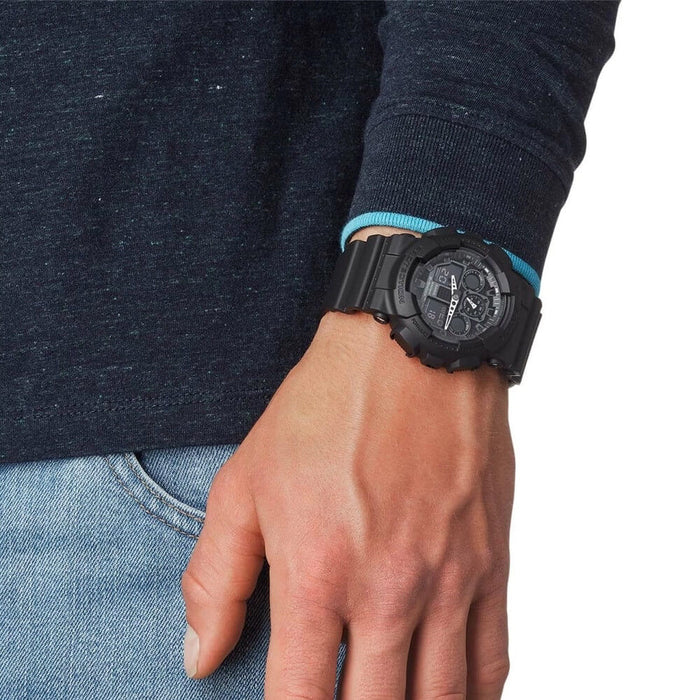 Montre Homme Commando sur le poignet d'une personne