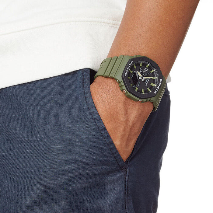 Montre Militaire Kaki sur un poignet