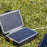 Panneau Solaire et Batterie dans l'herbe