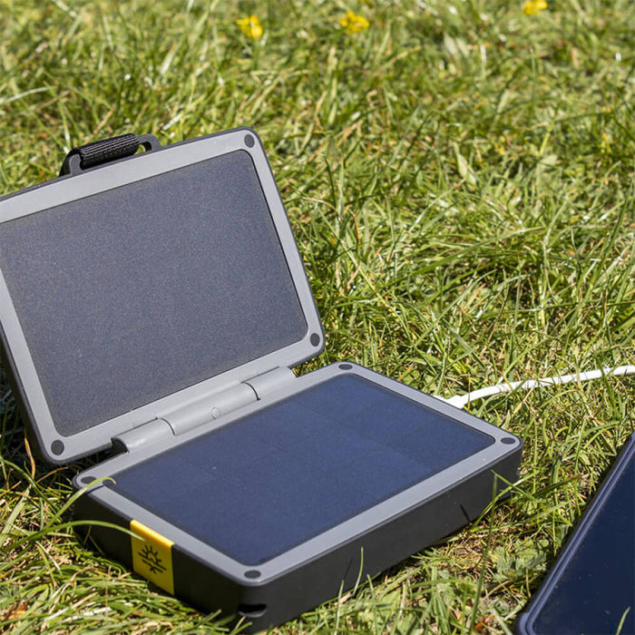 Panneau Solaire et Batterie dans l'herbe