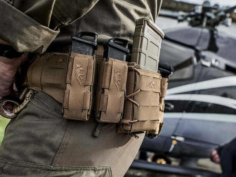 Porte Chargeur Tasmanian Tiger sur un ceinturons militaire