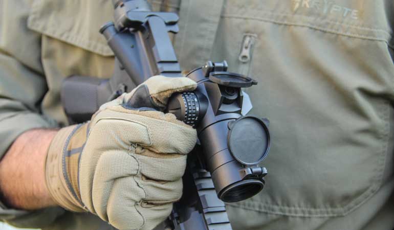 une personne qui règle le Viseur Point Rouge Sightmark