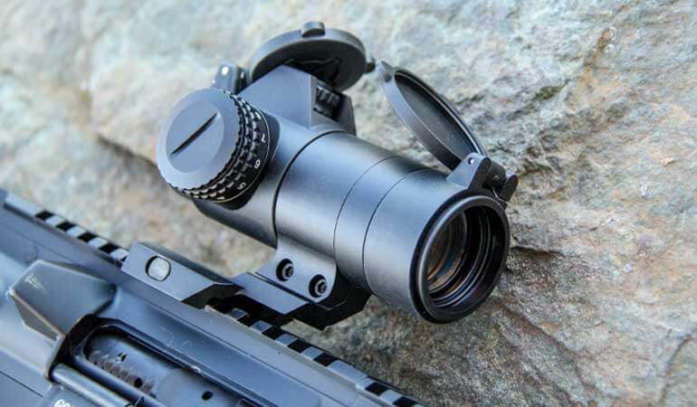 Viseur Point Rouge Sightmark posé sur le sol